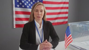 Amerikan oy kullanma merkezindeki profesyonel kadın, bayrak arkaplanı, demokrasiyi ve oylamayı simgeliyor..