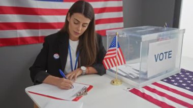 Neşeli genç İspanyol kadın, Amerika 'nın siyasi manzarası arasında güven dolu bir gülümseme sergileyerek seçim üniversitesinde başarılı bir yolculuğun tadını çıkarıyor.