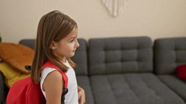 Anne ve kızı, okuldan önce evde sevgi dolu bir vedalaşma yaşadılar. Sıcak bir oturma odasında sıcak bir aile ilişkisini resmediyorlardı..