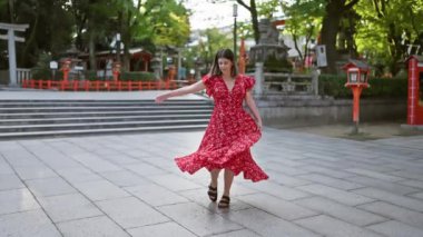 Neşeli, güzel İspanyol kadın büyüleyici bir şekilde geleneksel elbiseler içinde dönüyor, eski Yasaka Tapınağı caddesini aydınlatıyor, Kyoto, ışıldıyor. Japonya 'da tatil, özgürlük kucaklayan dans hareketi.