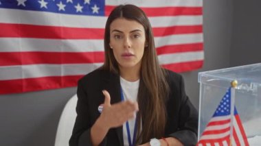 Şok olmuş genç İspanyol kadın, Amerikan seçim kolejinde ağzı sessiz bir korkuyla kaplanmış bir sürprizle yakalandı. Korkunun sessiz ifadesi politik hatanın dramını yansıtır.