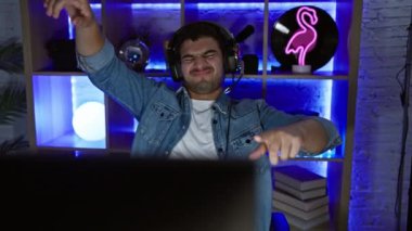 Kulaklıklı neşeli bir adam, neon ışıklı bir ev stüdyosunda 