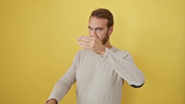 Korkmuş İspanyol adam elleriyle gözlerini kapatıyor sarı izole edilmiş arka plana karşı jest yapıyor. Utanç verici, olumsuz ifade sergileyen, stresin görsel bir tasviri..