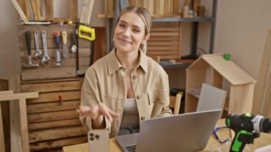 Neşeli genç sarışın kadın, 