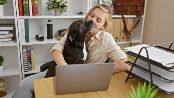 Mulher Loira Desfrutando Uma Pausa Com Seu Labrador Preto Escritório — Vídeo de Stock