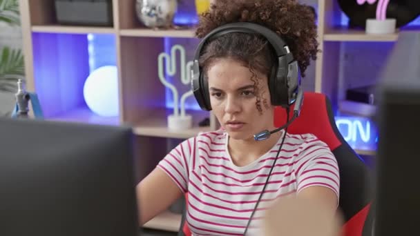 Mulher Hispânica Nervosa Com Cabelo Encaracolado Mostra Expressão Negativa Cruzando — Vídeo de Stock