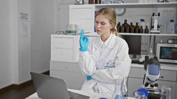 Una Scienziata Bionda Concentrata Esamina Una Siringa Moderno Ambiente Laboratorio — Video Stock
