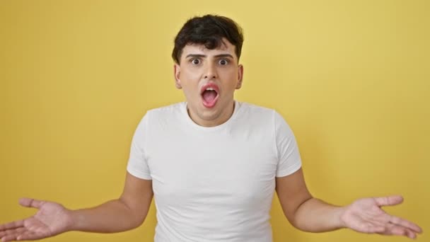 Mladý Muž Užaslý Vystrašený Bílém Tričku Stojí Izolovaném Žlutém Pozadí — Stock video