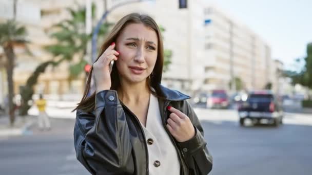 Une Jeune Femme Brune Inquiète Parle Téléphone Dans Une Rue — Video