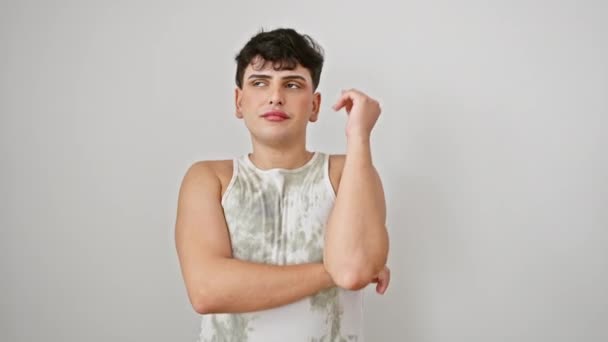 Veselý Mladý Muž Tričku Bez Rukávů Sebevědomě Pózující Zkříženýma Rukama — Stock video