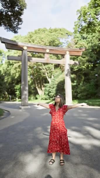 Neşeli Spanyol Kadın Kollarını Açmış Gülümsüyor Meiji Tapınağına Bakıyor Kendine — Stok video