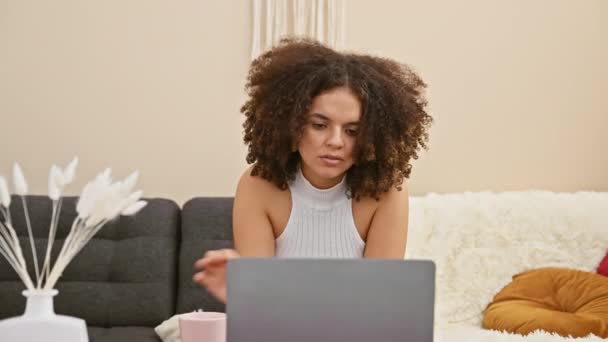 Mulher Hispânica Com Cabelo Encaracolado Usando Laptop Beber Café Uma — Vídeo de Stock
