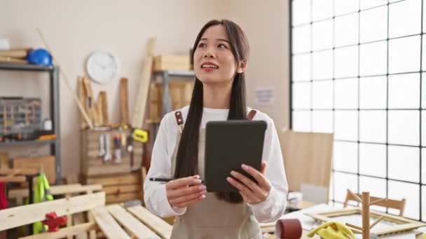 Una Mujer Asiática Sonriente Usando Una Tableta Taller Carpintería Bien — Vídeo de stock