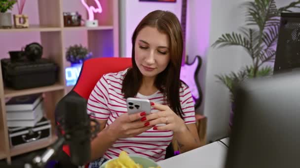 즐거운 즐겁게 룸에서 전화를 손가락을 자신감 번쩍이는 그녀의 성공으로 — 비디오