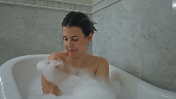Uvolněná Žena Užívá Bublinkovou Koupel Moderní Domácí Koupelně Nastavení Což — Stock video