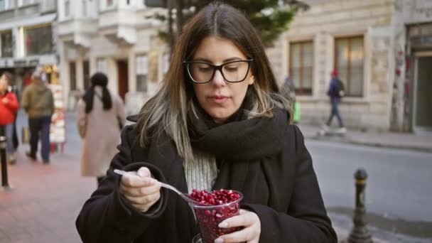 Mladá Žena Užívá Semena Granátového Jablka Živé Istanbulské Ulici Ztělesňující — Stock video