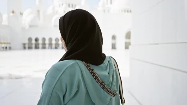 Usmívající Žena Hidžábu Těší Klidné Kráse Abu Dhabi Velké Mešity — Stock video
