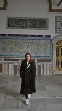 İstanbul 'un tarihi topkapı sarayının içinde duran gülümseyen kadın, İslami kaligrafiyle süslenmiş..