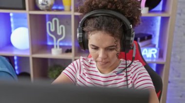 Kıvırcık saçlı İspanyol kadın oyun odasında mutluluk buluyor. Modern yoga meditasyon konsepti.