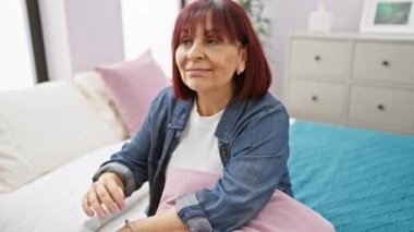 Olgun bir İspanyol kadın yatak odasında gözleri kapalı rahatlar, huzur ve rahatlık saçar..