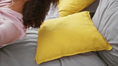 Kıvırcık saçlı ve pijamalı, rahat bir yatak arayan, baştan çıkarıcı İspanyol bir kadın. Yorucu bir günün ardından evinde rahat bir uykuya daldı..