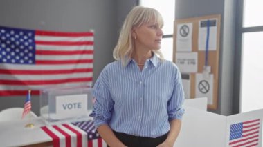Beyaz kadın seçim merkezinde Amerikan bayrakları ve oy sandığıyla duruyor. Demokrasi ve seçim gösteriyor..