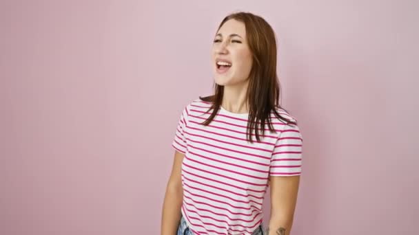 Wütendes Junges Brünettes Mädchen Geschmückt Mit Gestreiftem Shirt Entfesselte Wut — Stockvideo