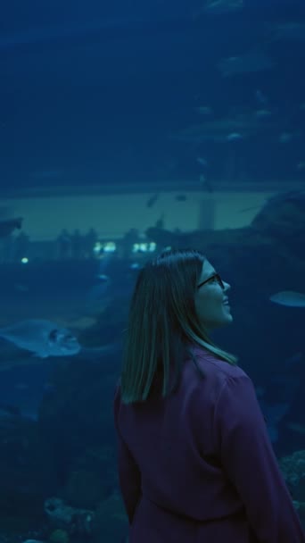 Una Joven Adulta Disfruta Vida Acuática Acuario Submarino Dubai Expresando — Vídeo de stock