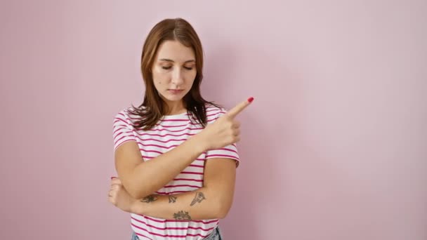 Joven Morena Confiada Camiseta Rayas Apuntando Seriamente Dedo Hacia Lado — Vídeos de Stock