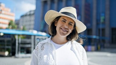 Nobel ödüllü binada kendine güvenen güzel İspanyol kadın.