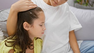 Anne ve kızın güzel bir bağ kurma anı, birbirlerine sarılmaları, kanepede oturmaları, sade oturma odasında uyuyup kalma ifadeleri.