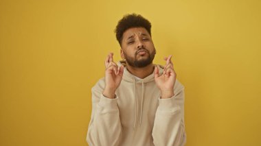 Umut dolu Afro-Amerikan bir adam şans dilemek için şans diliyor.