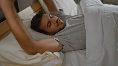 İspanyol adam rahat bir yatak odasında dinleniyor, huzur ve rahatlığı kucaklıyor..