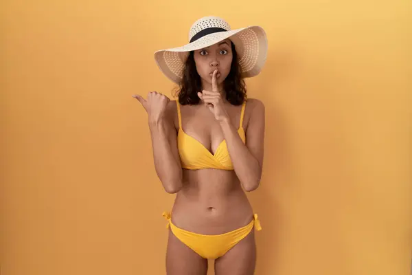 Young Hispanic Woman Wearing Bikini Summer Hat Asking Quiet Finger — Stock Photo, Image