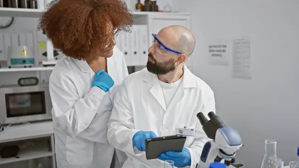 Two Dedicated Scientists Man Woman Together Lab Performing Serious Medical — Stock Photo, Image