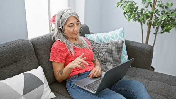 Serious Beautiful Middle Age Woman Comfortably Sitting Her Cozy Sofa — Stock Photo, Image