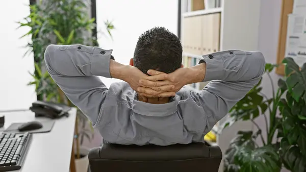 Relaxed Hispanic Man Stretches Office Exuding Calmness Professional Satisfaction — Stock Photo, Image