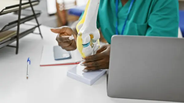Afroamerikanische Physiotherapeutin Erklärt Einer Reha Klinik Ein Knie Modell — Stockfoto