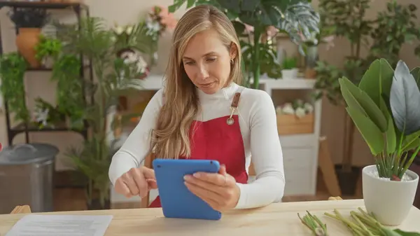 Mulher Loira Usando Tablet Uma Loja Flores Verdes Com Plantas — Fotografia de Stock