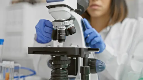 侧重于在实验室环境中使用显微镜检查样品的年轻科学家 描述现代科学研究 — 图库照片