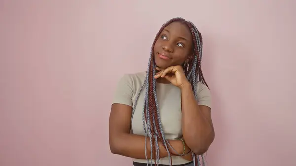 Африканская Американка Косичками Задумчиво Позирует Розовом Фоне — стоковое фото