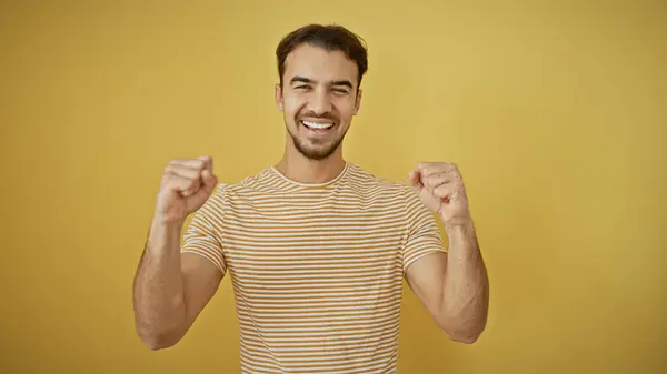 Joven Hombre Hispano Con Barba Sonriendo Levantando Puños Con Éxito —  Fotos de Stock
