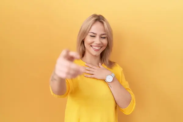 Young Caucasian Woman Wearing Yellow Sweater Laughing You Pointing Finger — Stock Photo, Image