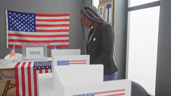 Mujer Afroamericana Con Trenzas Votando Una Sala Colegio Electoral Adornada — Foto de Stock