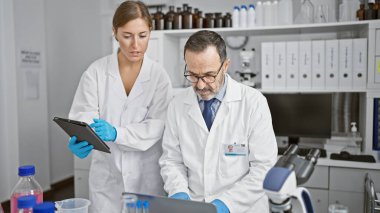 Kara kara düşünen iki bilimadamı laboratuarlarında toplandılar, laptoplarında ve dokunmatik bilgisayarlarında ciddi araştırmalara daldılar, bilim, tıp ve biyolojide çığır açan buluşlar yaptılar..
