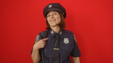 İspanyol polis üniformalı, kendine güveni olan, kırmızı bir arka planı olan bir kadın.
