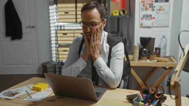 Ofiste sakallı, olgun bir adam dağınık masa üzerinde kanıt ararken sıkıntılı görünüyor..