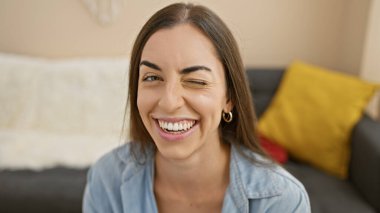 Evde, bu genç ve güzel İspanyol kadın kendine güven ve neşe yayıyor! Rahat bir kanepede dinleniyor, göz kırpıyor, gülümsüyor ve tamamen kendi ortamında! Bu iç açıcı portreye tanık olun..