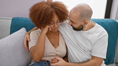 Güzel bir çiftin aşk ifadesi, ciddi ama sevimli; evde oturup, kucaklaşmak, birbirlerine destek olmak, ilişki problemlerini birlikte çözmek.