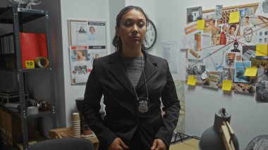 Kanıt panosu ve rozeti olan İspanyol kadın dedektif ofisinde.